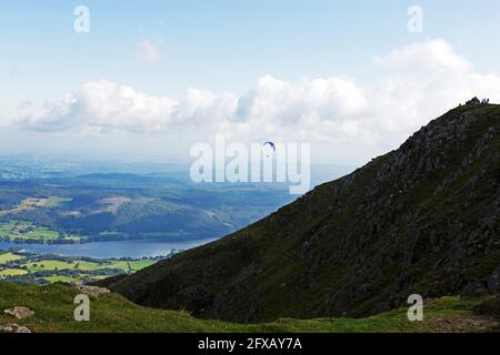 Gleitschirm in der Nähe des alten Mannes von Coniston in Cumbria, England. Der Fell liegt im englischen Lake District. Stockfoto