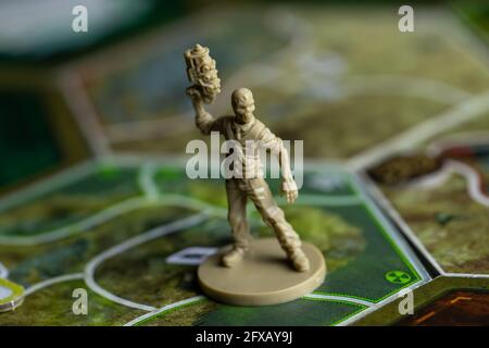 Roseville, MN, USA, 02.04.2021 - Fallout Board Game Plastic Figure on Map Tiles Stockfoto