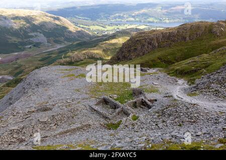 Überreste von Schieferminenanlagen auf dem Old man of Coniston in Cumbria, England. Stockfoto