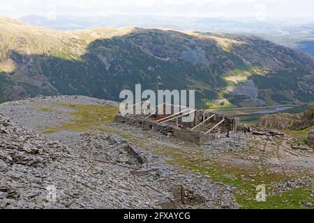 Überreste des Schieferbergbaus auf dem Old man of Coniston in Cumbria, England. Stockfoto