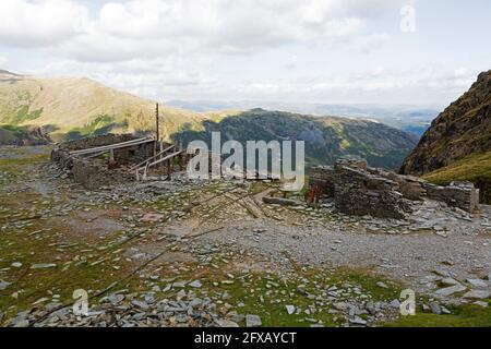 Ein zerstörtes Gebäude, das einst ein Drehkreuz für den Schieferabbau am Old man of Coniston in Cumbria, England, war. Stockfoto