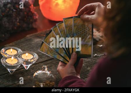 Frau hält Tarotkarten in ihren Händen. Konzept des psychischen Berater oder Möglichkeiten der Weissagung Stockfoto
