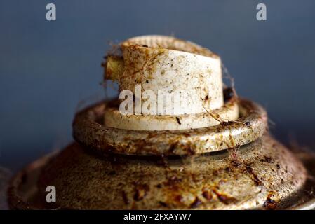 Nahaufnahme einer alten rostigen Sprühdose Stockfoto