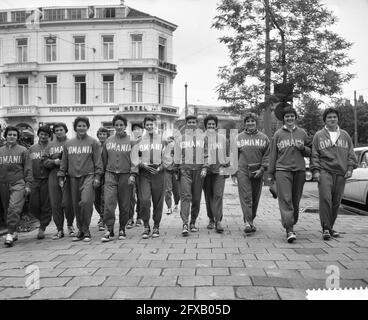 Erste Teilnehmer der Weltmeisterschaft Field Trade Amsterdam angekommen, Team von Rumänien, 10. Juni 1960, Teilnehmer, Teams, Weltmeisterschaften, Niederlande, Foto der Presseagentur des 20. Jahrhunderts, zu erinnerende Nachrichten, Dokumentation, historische Fotografie 1945-1990, visuelle Geschichten, Menschliche Geschichte des zwanzigsten Jahrhunderts, Momente in der Zeit festzuhalten Stockfoto