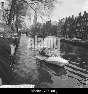 Erster Kanalwagen von Textil, Agent J. Haring hier o die Prinsengracht, 18. November 1964, Agenten, Autos, Kanäle, Niederlande, Foto der Presseagentur des 20. Jahrhunderts, Nachrichten zum erinnern, Dokumentarfilm, historische Fotografie 1945-1990, visuelle Geschichten, Menschliche Geschichte des zwanzigsten Jahrhunderts, Momente in der Zeit festzuhalten Stockfoto