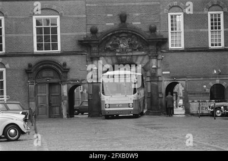 Senat . Prüfung des Lohngesetzes von Minister Roolvink, Außentor mit Bus innen, Binnenhof, 10. Februar 1970, Politik, Niederlande, Presseagentur des 20. Jahrhunderts, Foto, Nachrichten zum erinnern, Dokumentarfilm, historische Fotografie 1945-1990, visuelle Geschichten, Menschliche Geschichte des zwanzigsten Jahrhunderts, Momente in der Zeit festzuhalten Stockfoto