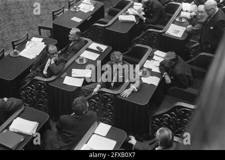 Senat . Betrachtung der Lohnrechnung von Minister Roolvink Kloos in der Bank, Übersicht, 10. Februar 1970, Politik, Niederlande, Presseagentur des 20. Jahrhunderts, Foto, Nachrichten zum erinnern, Dokumentarfilm, historische Fotografie 1945-1990, visuelle Geschichten, Menschliche Geschichte des zwanzigsten Jahrhunderts, Momente in der Zeit festzuhalten Stockfoto