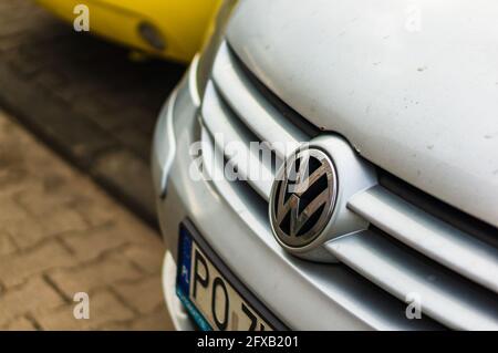 POZNAN, POLEN - 24. Feb 2019: Nahaufnahme von Volkswagen Golf mit Logo und Luftdamm. Stockfoto