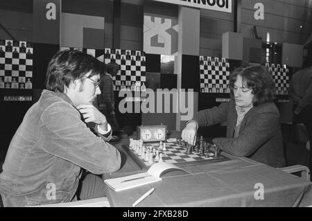 Erste Runde Hoogovens Schachturnier in Wijk aan Zee . Jan Timman (r.) gegen Larry Christiansen (l.), 15. Januar 1982, Schach, Turniere, Niederlande, Presseagentur des 20. Jahrhunderts, Foto, Nachrichten zum erinnern, Dokumentarfilm, historische Fotografie 1945-1990, visuelle Geschichten, Menschliche Geschichte des zwanzigsten Jahrhunderts, Momente in der Zeit festzuhalten Stockfoto