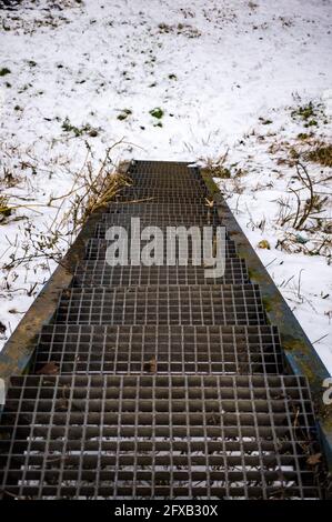 Metallgitter Treppen und Schnee Stockfoto