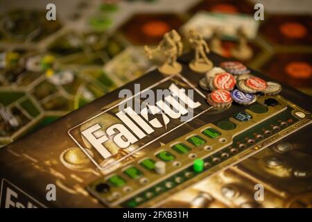 Roseville, MN, USA, 02.04.2021 - Fallout Board Game Komponenten auf Karte Fliesen Stockfoto