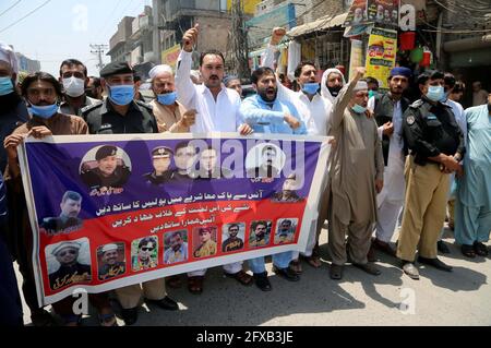 Die Teilnehmer führen einen Sensibilisierungsmarsch gegen Drogen durch und fordern, die Stadt drogenfrei zu machen, organisiert von der Polizeibehörde KP, die am Mittwoch, dem 26. Mai 2021, in Peshawar stattfand. Stockfoto