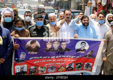 Die Teilnehmer führen einen Sensibilisierungsmarsch gegen Drogen durch und fordern, die Stadt drogenfrei zu machen, organisiert von der Polizeibehörde KP, die am Mittwoch, dem 26. Mai 2021, in Peshawar stattfand. Stockfoto