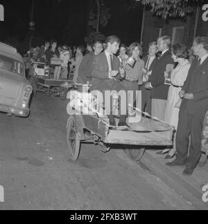 Abschluss der Amsterdam School of Drama, drei der sieben Absolventen der Bakfiets von links nach rechts Loe Landré, Yolanda Bertsch und Willeke van Ammelrooy, 30. Mai 1964, Bakfietsen, Niederlande, 20. Jahrhundert Presseagentur Foto, Nachrichten zu erinnern, Dokumentarfilm, historische Fotografie 1945-1990, visuelle Geschichten, Menschliche Geschichte des zwanzigsten Jahrhunderts, Momente in der Zeit festzuhalten Stockfoto