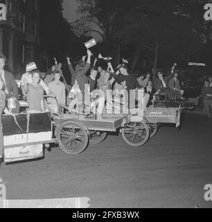 Abschluss der Amsterdam School of Drama, drei der sieben Absolventen der Bakfiets von links nach rechts Loe Landré, Yolanda Bertsch (Mitte) und Willeke van Ammelrooy (rechts), 30. Mai 1964, Bakfietsen, Niederlande, 20. Jahrhundert Presseagentur Foto, Nachrichten zu erinnern, Dokumentarfilm, historische Fotografie 1945-1990, visuelle Geschichten, Menschliche Geschichte des zwanzigsten Jahrhunderts, Momente in der Zeit festzuhalten Stockfoto