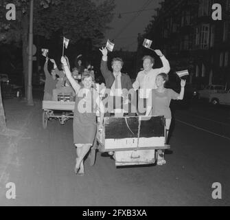 Abschluss der Amsterdam School of Drama, drei der sieben Absolventen der Bakfiets von links nach rechts Loe Landré, Yolanda Bertsch und Willeke van Ammelrooy, 30. Mai 1964, Bakfietsen, Niederlande, 20. Jahrhundert Presseagentur Foto, Nachrichten zu erinnern, Dokumentarfilm, historische Fotografie 1945-1990, visuelle Geschichten, Menschliche Geschichte des zwanzigsten Jahrhunderts, Momente in der Zeit festzuhalten Stockfoto