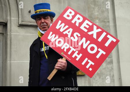 London, Großbritannien. Mai 2021. Protestierende vor dem Dominic Cummings Komitee treten in Whitehall auf. Steven Bray ist ein britischer Aktivist aus Port Talbot in Südwales, der 2018 und 2019 täglich im College Green, Westminster, gegen den Brexit protestierte. Er ist unter den Namen Stop Brexit man, Mr Stop Brexit oder The Stop Brexit Guy bekannt. Kredit: JOHNNY ARMSTEAD/Alamy Live Nachrichten Stockfoto