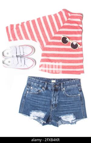 Gestreiftes Hemd, Denim-Shorts mit Sonnenbrille und Gummischuhen isoliert auf Weiß. Sommer-Look Stockfoto