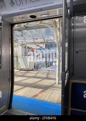 CHICAGO, VEREINIGTE STAATEN - 14. Mai 2021: Loop Train Stop in Chicago Stockfoto
