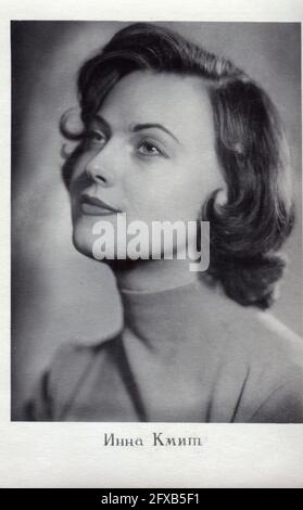 Inna Leonidovna kmIt (Инна Леонидовна Кмит; 19. Juni 1932, Moskau - 7. Februar 1996) - sowjetische und russische Schauspielerin. Alte Vintage-Postkarte der UdSSR, 60er Jahre. Stockfoto