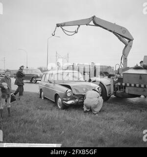 Kettenkollision Ecke Burgemeester De Vlughtlaan, Haarlemmerweg, das beschädigte Polizeiauto, 29. April 1964, Kettenkollisionen, Niederlande, 20. Jahrhundert Presseagentur Foto, Nachrichten zu erinnern, Dokumentarfilm, historische Fotografie 1945-1990, visuelle Geschichten, Menschliche Geschichte des zwanzigsten Jahrhunderts, Momente in der Zeit festzuhalten Stockfoto