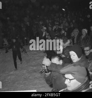 Elfstedentocht 1963. Nach dem Start, Rennen auf das Eis, 18. Januar 1963, Skaten, Sport, Niederlande, Presseagentur des 20. Jahrhunderts, Foto, Nachrichten zum erinnern, Dokumentarfilm, historische Fotografie 1945-1990, visuelle Geschichten, Menschliche Geschichte des zwanzigsten Jahrhunderts, Momente in der Zeit festzuhalten Stockfoto