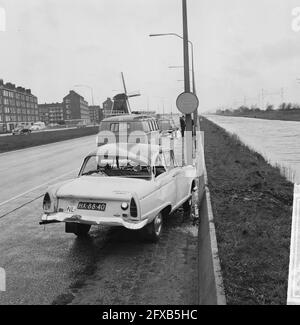 Kettenkollision Ecke Burgemeester De Vlughtlaan, Haarlemmerweg, das beschädigte Polizeiauto, 29. April 1964, Kettenkollisionen, Niederlande, 20. Jahrhundert Presseagentur Foto, Nachrichten zu erinnern, Dokumentarfilm, historische Fotografie 1945-1990, visuelle Geschichten, Menschliche Geschichte des zwanzigsten Jahrhunderts, Momente in der Zeit festzuhalten Stockfoto