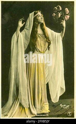 Léopold-Émile Reutlinger Vintage-Foto der Schauspielerin Gladys Maxhance. Posiert in einem fließenden Kostüm und erbeht einen Blumenstrauß. Stockfoto