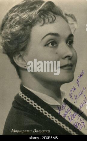 Margarita Vladimirovna Volodina (Russisch: Маргарита Владимировна Володина; geboren 1932, Leningrad) ist eine sowjetische Film- und Theaterschauspielerin. Alte Vintage-Postkarte der UdSSR, 60er Jahre. Stockfoto