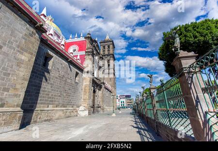 Mexiko, Puebla Kathedrale auf dem zentralen Zocalo plaza im historischen Stadtzentrum. Stockfoto