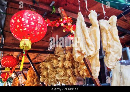 Getrocknete Fischaras sind in Tai O, Lantau Island, Hongkong, erhältlich. Sie sind beliebte Meeresfrüchte-Delikatessen für die Verwendung als Zutaten in der chinesischen Küche. Stockfoto