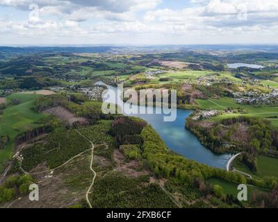 Luftaufnahme der Lingesetalsperre (Lingese Damm) In Marienheide in Deutschland und der Bruchertalsperre Im Hintergrund Stockfoto
