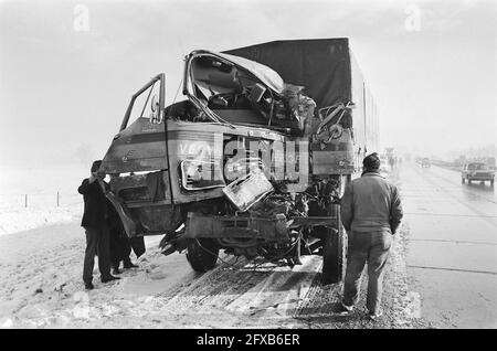 Kettenkollision auf der Arnhem-Utrecht-Straße; zerstörter LKW, 31. Dezember 1970, Kettenkollisionen, Schnee, LKW, Niederlande, Foto der Presseagentur des 20. Jahrhunderts, zu erinnerende Nachrichten, Dokumentarfilm, historische Fotografie 1945-1990, visuelle Geschichten, Menschliche Geschichte des zwanzigsten Jahrhunderts, Momente in der Zeit festzuhalten Stockfoto