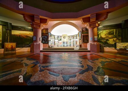 Königswinter, Deutschland - 01. August 2020: Blick in die Nibelungenhalle am Drachenfels in Königswinter am Rhein. Stockfoto