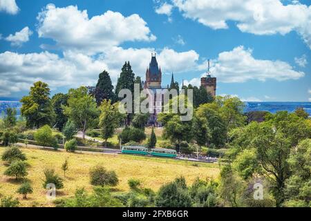 Königswinter, Deutschland - 01. August 2020: Die Seilbahn zum Drachenfels vor dem Schloss Drachenburg in Königswinter bei Bonn. Stockfoto