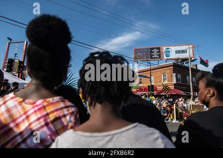 Atmosphäre am George Floyd Platz an der Ecke von 38th Street und Chicago Avenue während der Gedächtnisveranstaltung am 1 Jahr Jahrestag seines Todes am 25. Mai 2021 in Minneapolis, Minnesota. Foto: Chris Tuite/ImageSPACE Stockfoto