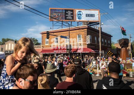 Atmosphäre am George Floyd Platz an der Ecke von 38th Street und Chicago Avenue während der Gedächtnisveranstaltung am 1 Jahr Jahrestag seines Todes am 25. Mai 2021 in Minneapolis, Minnesota. Foto: Chris Tuite/ImageSPACE Stockfoto