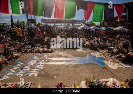 Atmosphäre am George Floyd Platz an der Ecke von 38th Street und Chicago Avenue während der Gedächtnisveranstaltung am 1 Jahr Jahrestag seines Todes am 25. Mai 2021 in Minneapolis, Minnesota. Foto: Chris Tuite/ImageSPACE Stockfoto