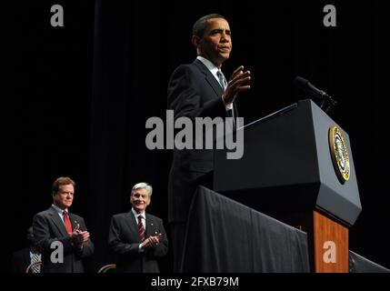 Fairfax, VA - 3. August 2009 -- US-Präsident Barack Obama spricht während einer Veranstaltung zur Umsetzung des Post-9/11 GI-Gesetzes an der George Mason University in Fairfax, Virginia, am Montag, den 3. August 2009. Mit ihm ist der US-Senator Jim Webb (Demokrat von Virginia), links, und der ehemalige US-Senator John Warner (Republikaner von Virginia). .Credit: Roger L. Wollenberg / Pool via CNP /MediaPunch Stockfoto