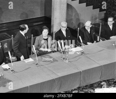 Installation durch Ihre Majestät des Kulturrates für das Königreich, von links nach rechts Minister mr. J.C. Debrot, Minister J. CALs, Königin Juliana, 2. Februar 1961, BERATUNGSGREMIEN, Queens, Niederlande, Foto der Presseagentur des 20. Jahrhunderts, zu erinnerende Nachrichten, Dokumentation, historische Fotografie 1945-1990, visuelle Geschichten, Menschliche Geschichte des zwanzigsten Jahrhunderts, Momente in der Zeit festzuhalten Stockfoto