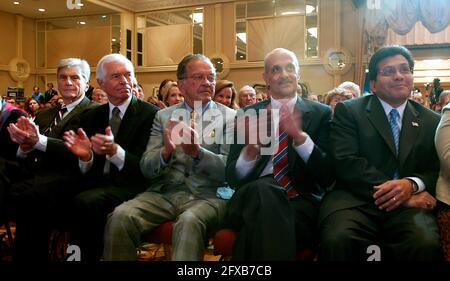 Washington, D.C. - 5. September 2006 -- die wichtigsten Republikaner applaudieren während der Äußerungen des US-Präsidenten George W. Bush zum Globalen Krieg gegen den Terror am 5. September 2006 im Capital Hilton Hotel in Washington, D.C. Von links nach rechts: US-Senator John Warner (Republikaner von Virginia); US-Senator Thad Cochran (Republikaner von Mississippi); US-Senator Ted Stevens (Republikaner von Alaska); Heimatsicherheitsminister Michael Chertoff; und Generalanwalt Alberto Gonzales.Quelle: Ron Sachs - Pool via CNP /MediaPunch Stockfoto