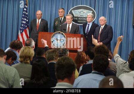 „das Pentagon funktioniert“, betonte Verteidigungsminister Donald Rumsfeld während einer Pressekonferenz im Briefing-Raum des Pentagon, knapp acht Stunden nachdem Terroristen am Dienstag, dem 11. September 2001, einen entführten kommerziellen Jetliner in das nationale Militärhauptquartier stürzten. Bild von links nach rechts: Armeeminister Tom White, Vorsitzender des Generalstabschefs der Stabsarmee Henry Shelton, US-Verteidigungsminister Donald Rumsfeld, US-Senator John Warner (Republikaner von Virginia) und US-Senator Carl Levin (Demokrat von Michigan). .obligatorische Gutschrift: Bob Houlihan - D Stockfoto