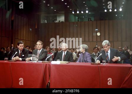 Washington, DC – 9. November 2006 -- Aktenfoto von Dr. Robert Gates, designierter Verteidigungsminister, aufgenommen am 16. September 1991, der sich darauf vorbereitet, von einem Gremium von Senatoren der Vereinigten Staaten vor seinen Bestätigungsanhörungen als Direktor der Central Intelligence Agency (CIA) vor dem Nachrichtenkomitee des US-Senats vorgestellt zu werden. Dr. Gates wurde am Mittwoch, den 8. November 2006, zum Verteidigungsminister ernannt, um Donald Rumsfeld durch den US-Präsidenten George W. Bush zu ersetzen. Von links nach rechts: US-Senator Chuck Robb (Demokrat von Virginia); US-Senator Bob Dole (Republikaner von Stockfoto