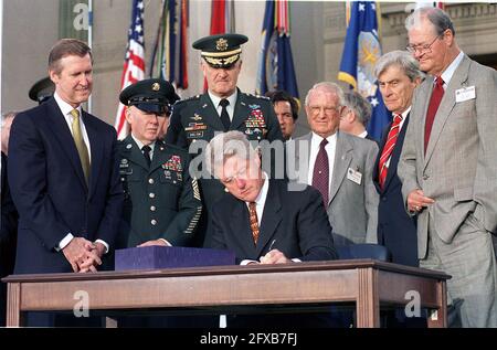 Washington, DC - 5. Oktober 1999 -- der US-Präsident Bill Clinton unterzeichnet am 5. Oktober 1999 bei einer Zeremonie im Pentagon das Gesetz über die Aneignung der US-Verteidigungsminister. Hinter dem Präsidenten (L-R) US-Verteidigungsminister William Cohen, Hauptfeldwebel der Armee Robert Hall, Vorsitzender des Joint Chiefs of Staff Henry Shelton, US-Repräsentant Floyd Spence (R-2-South Carolina), US-Senator John Warner (R-Virginia) und US-Repräsentant Ike Skelton (D-11-Missouri) Kredit: Ron Sachs / CNP /MediaPunch Stockfoto