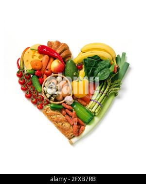 Herzsymbol. Herz aus verschiedenen Früchten und Gemüse. Draufsicht. Stockfoto