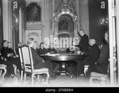 Kommission der Installationsflotte von Minister Schagen van Leeuwen, 9. Juli 1947, Ausschüsse, Marine, Parlamentarier, Niederlande, Presseagentur des 20. Jahrhunderts, Foto, Nachrichten zu erinnern, Dokumentarfilm, historische Fotografie 1945-1990, visuelle Geschichten, Menschliche Geschichte des zwanzigsten Jahrhunderts, Momente in der Zeit festzuhalten Stockfoto