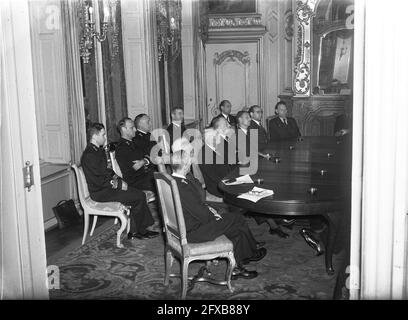 Kommission der Installationsflotte von Minister Schagen van Leeuwen, 9. Juli 1947, Ausschüsse, Marine, Parlamentarier, Niederlande, Presseagentur des 20. Jahrhunderts, Foto, Nachrichten zu erinnern, Dokumentarfilm, historische Fotografie 1945-1990, visuelle Geschichten, Menschliche Geschichte des zwanzigsten Jahrhunderts, Momente in der Zeit festzuhalten Stockfoto