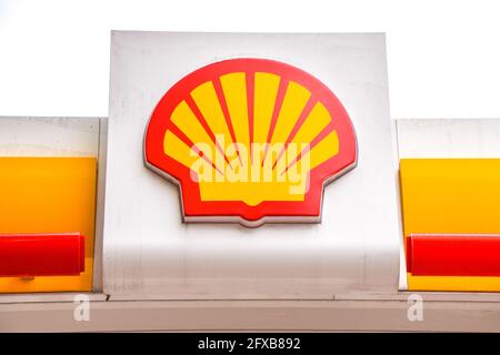 Detail des Shell-Logos an einer Tankstelle in London, Großbritannien. Stockfoto