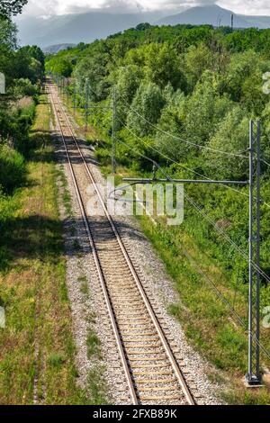 Eisenbahnlinie, die an einem heißen Sommertag Wälder und Bergwälder durchquert. Abruzzen, Italien, Europa Stockfoto