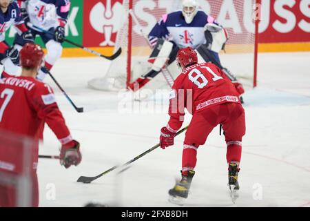 Riga, Olympisches Sportzentrum, Lettland. Mai 2021. Weißrussland vs Großbritannien (2021 IIHF Eishockey-Weltmeisterschaft), #81 Sergei Drozd (Lettland) Schießen (Schweiz/Kroatien OUT) Kredit: SPP Sport Pressefoto. /Alamy Live News Stockfoto